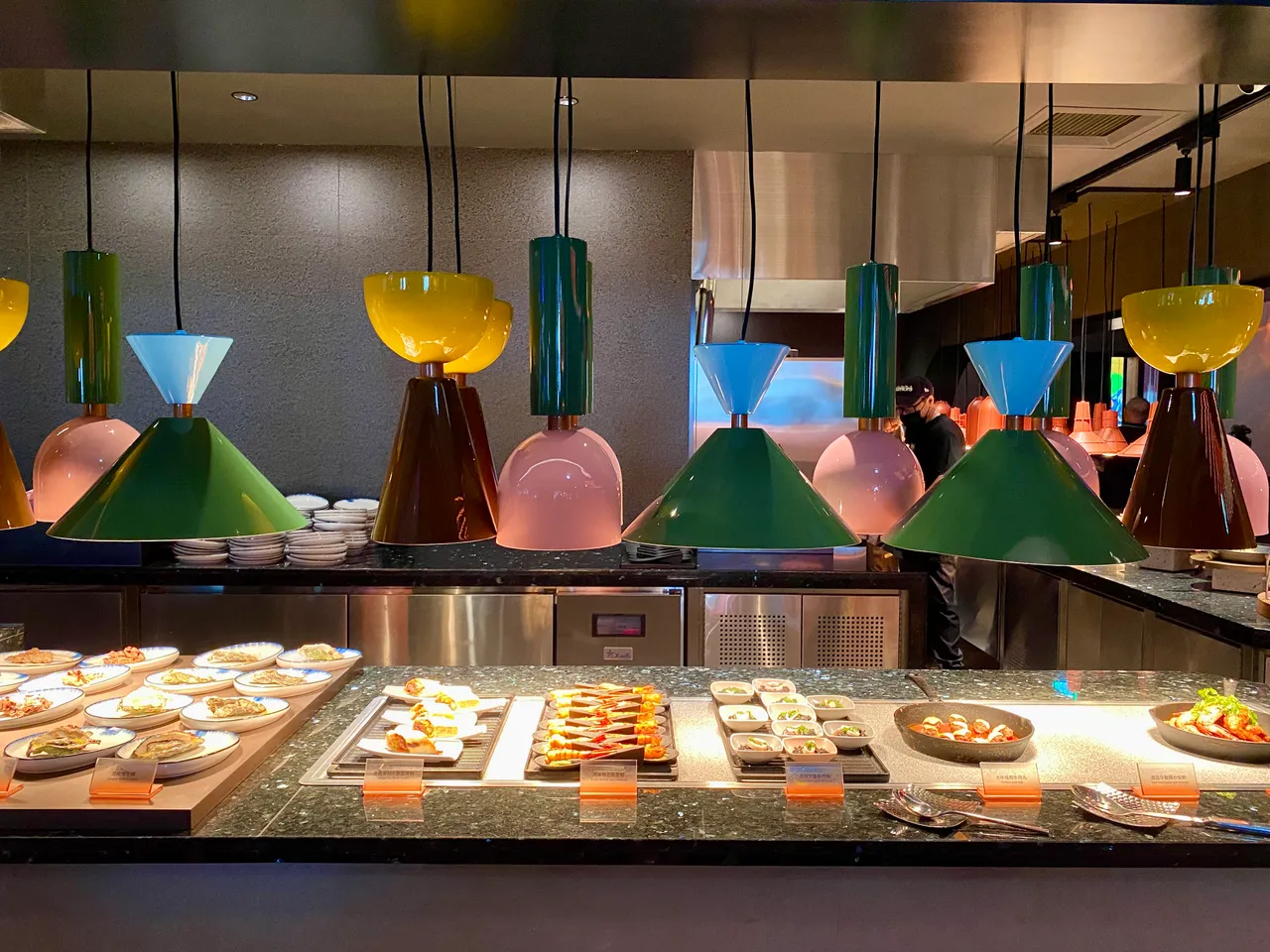 以铁板料理为主的「VIVA」餐区,可吃到干贝枫糖奶油松饼、烟熏熟成牛腹等餐点。庄伟祺摄