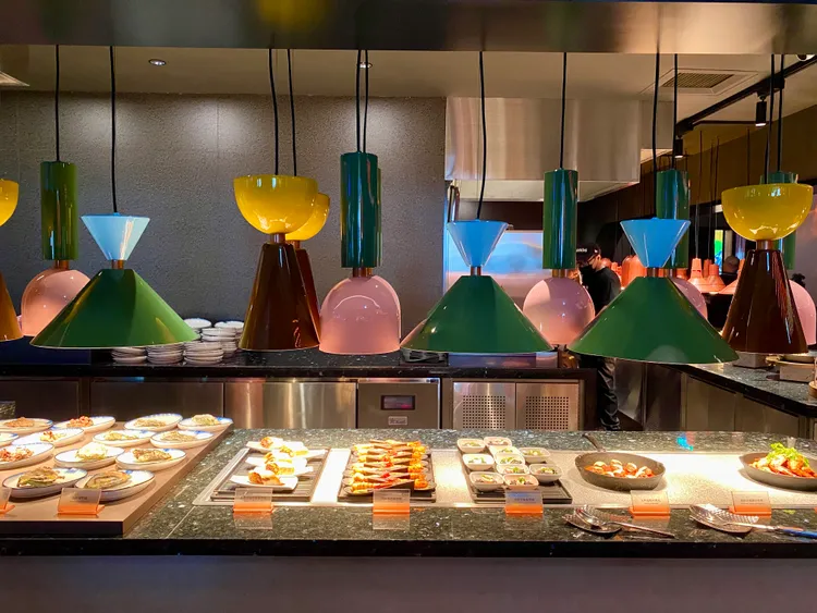 以鐵板料理為主的「VIVA」餐區，可吃到干貝楓糖奶油鬆餅、煙燻熟成牛腹等餐點。莊偉祺攝