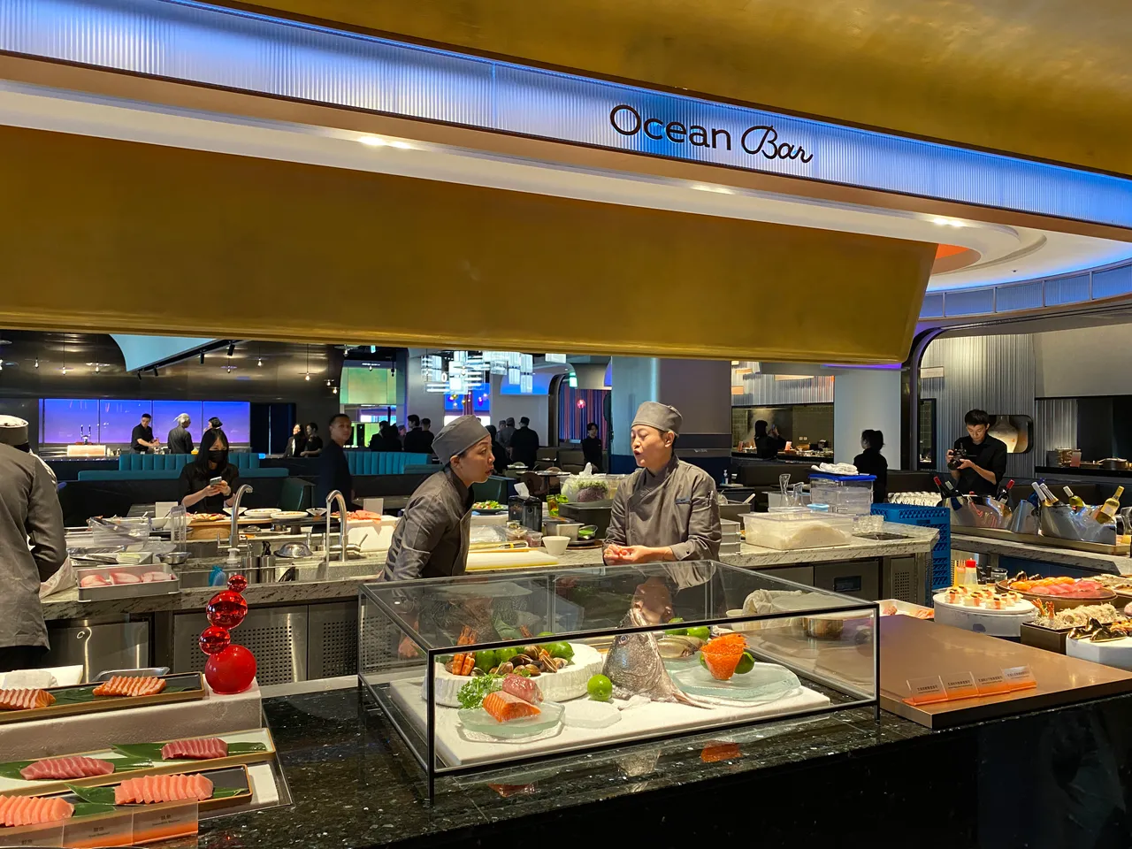 店内9大主题餐区包含海鲜为主的「Ocean Bar」等。庄伟祺摄