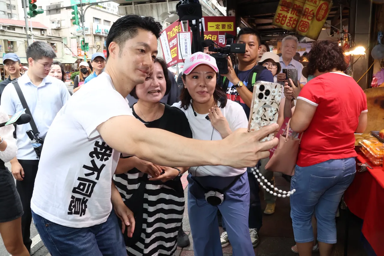 台北市长蒋万安陪同国民党立委李彦秀扫街。庄宗达摄
