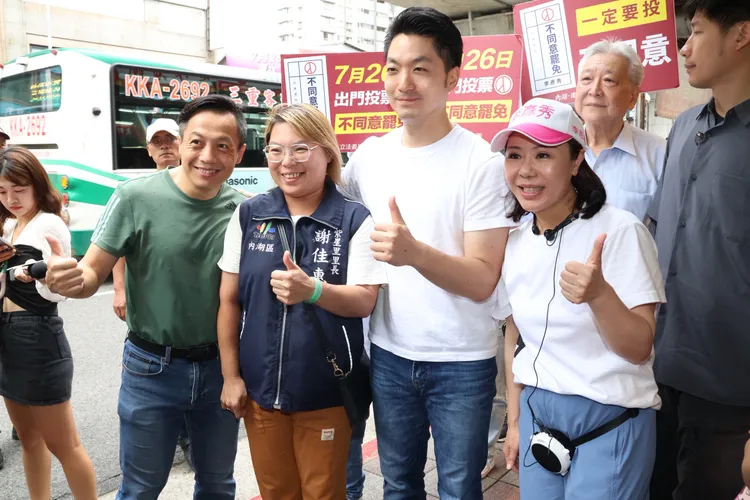 台北市長蔣萬安、台北市議員李明賢陪同國民黨立委李彥秀掃街。莊宗達攝