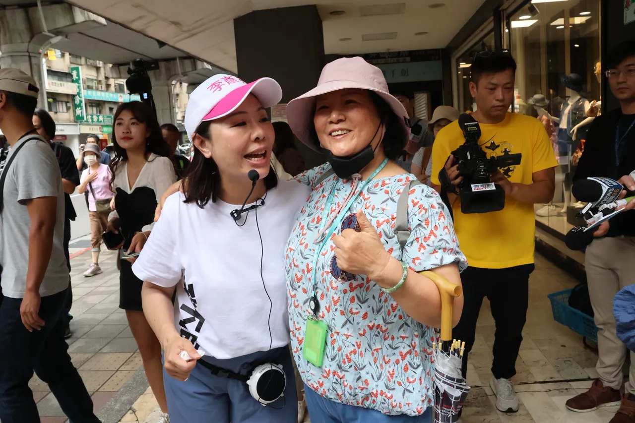 国民党立委李彦秀于市场扫街,吁民众投不同意罢免。庄宗达摄
