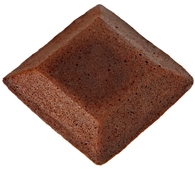 巧克力金磚蛋糕使用66%可可脂含量的墨西哥單一產區巧克力，與焦化奶油交織出豐富層次，醇厚濃郁。業者提供