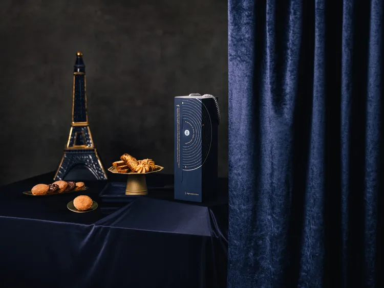 「暮・夜月曲」精選餅乾禮盒720元，包含4種精選餅乾共8包，有人氣品項奶油擠花餅乾、巧克力布列塔尼酥餅、柑橘堅果脆餅及今年新品香料焦糖鑽石餅乾。業者提供