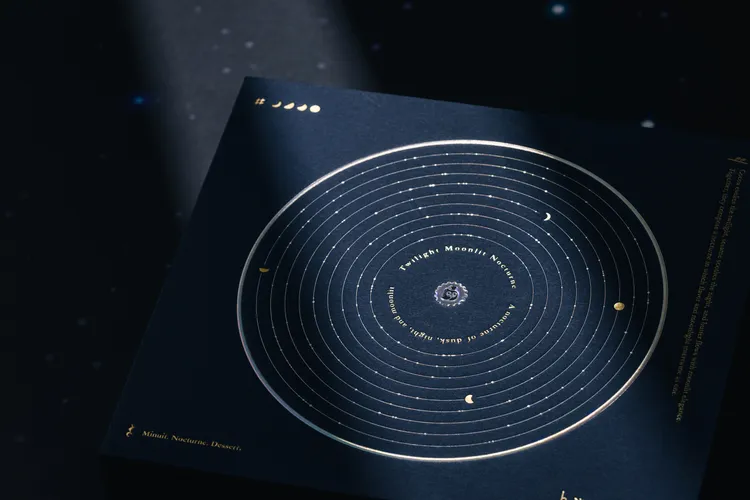 「暮・夜月曲」包裝請來 Studio Kanari 設計操刀，透過設計巧思將蕭邦《夜曲 Op.9 No.2》轉譯為視覺語言。業者提供