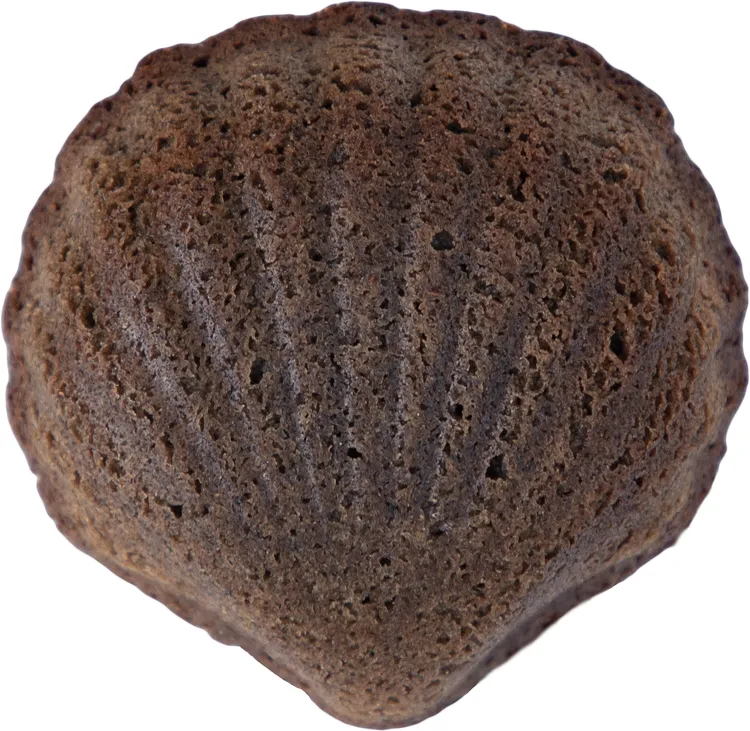 芝麻瑪德蓮將九鬼黑芝麻的迷人風味融入經典法式小點中，芝麻與奶油香氣悠長不散。業者提供