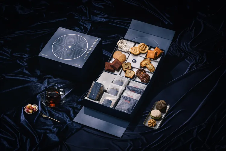 「暮・夜月曲」雙層頂級款2550元，包含6款新品、6款精選人氣甜點及2款濾掛咖啡，隨盒贈送品牌金屬磁釦。業者提供