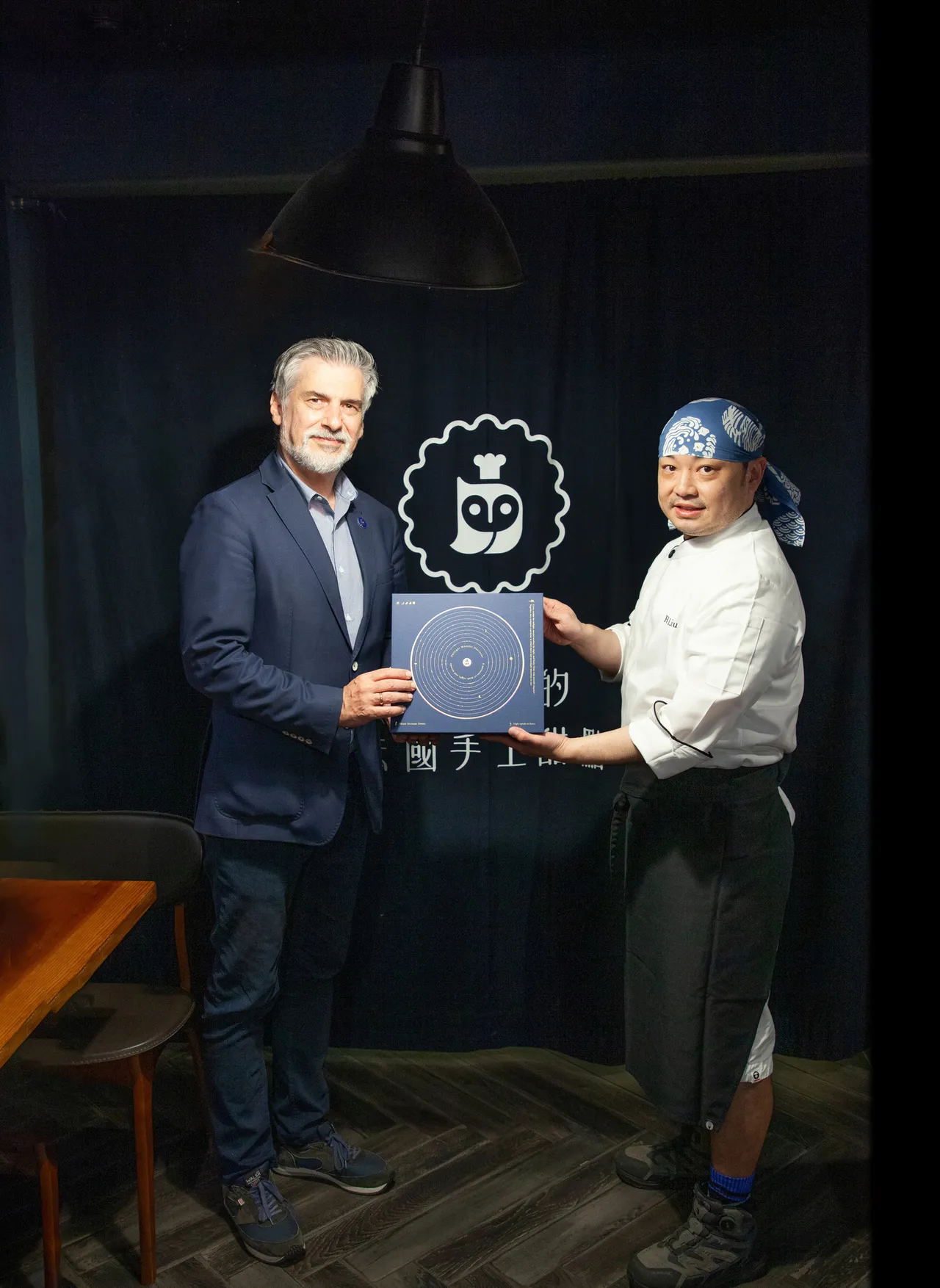 波兰台北办事处高则叡处长Cyryl Jacek Kozaczewski(左)也盛赞「暮・夜月曲」礼盒的设计巧思。业者提供