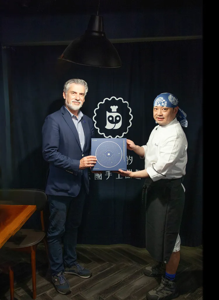 波蘭臺北辦事處高則叡處長Cyryl Jacek Kozaczewski(左)也盛讚「暮・夜月曲」禮盒的設計巧思。業者提供