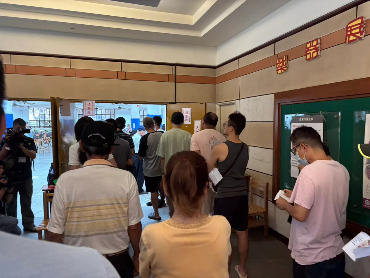 民众于民生国中排队投票。邱筠媜摄