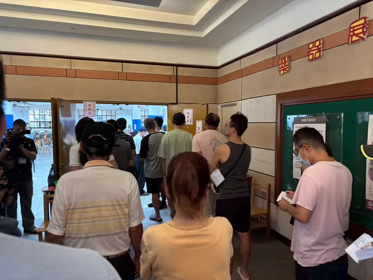 民眾於民生國中排隊投票。邱筠媜攝