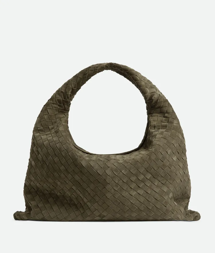 Hop經典編織皮革大號麂皮肩背包，17萬3400元。品牌提供