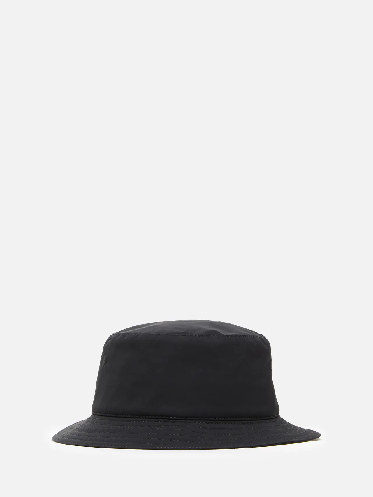 科技尼龍漁夫帽,1萬7800元。品牌提供