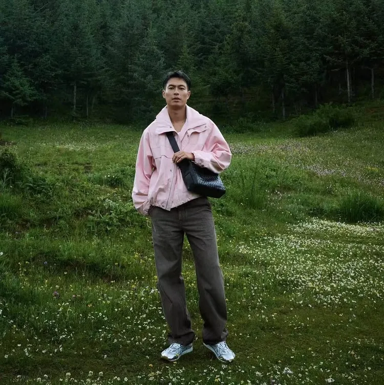 楊祐寧演繹BOTTEGA VENETA全新「Still Peaks」戶外膠囊系列。品牌提供