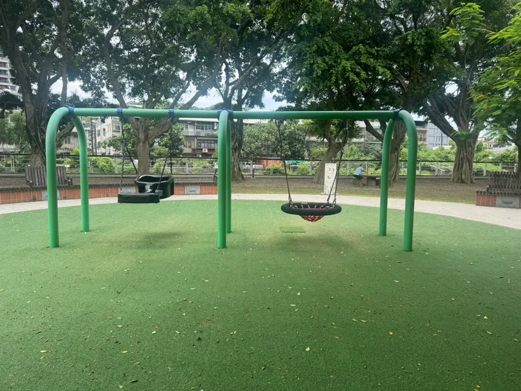 桃園龜山中正公園發生醉男攻擊男童事件。翻攝畫面