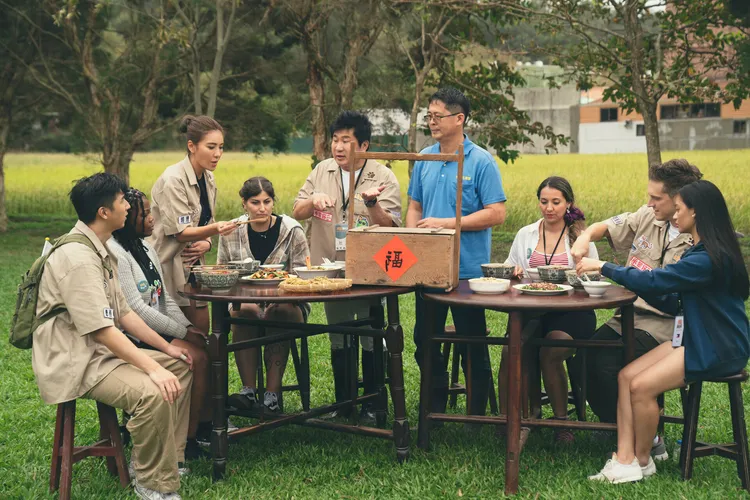 《胡來旅行社》帶領外國遊客認識臺灣之美及客家文化。客台提供