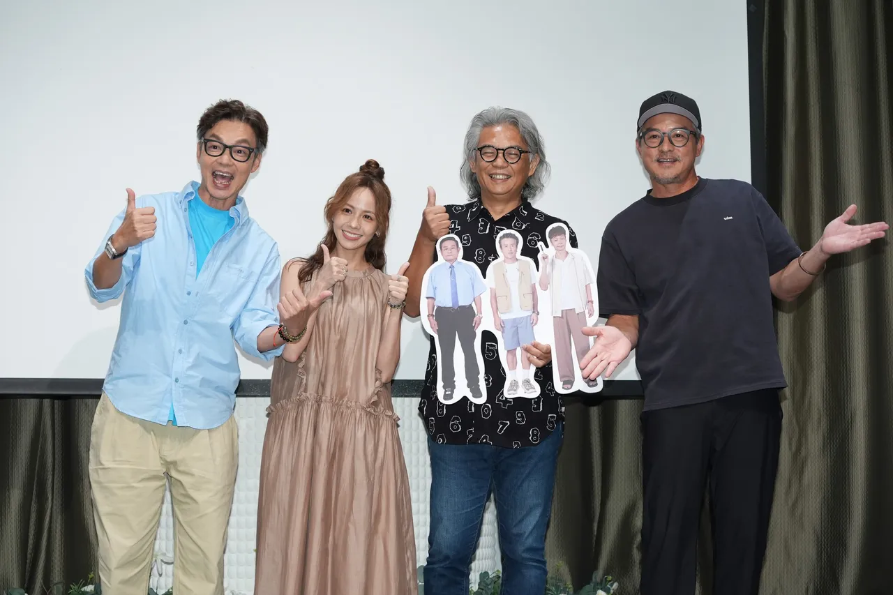 李国煌(左起)、黄姵嘉、导演张清峰和李铭顺出席杀青宴。摄影中心摄