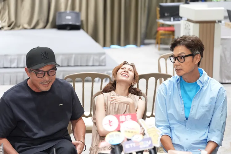 黃姵嘉（中）笑翻。攝影中心攝