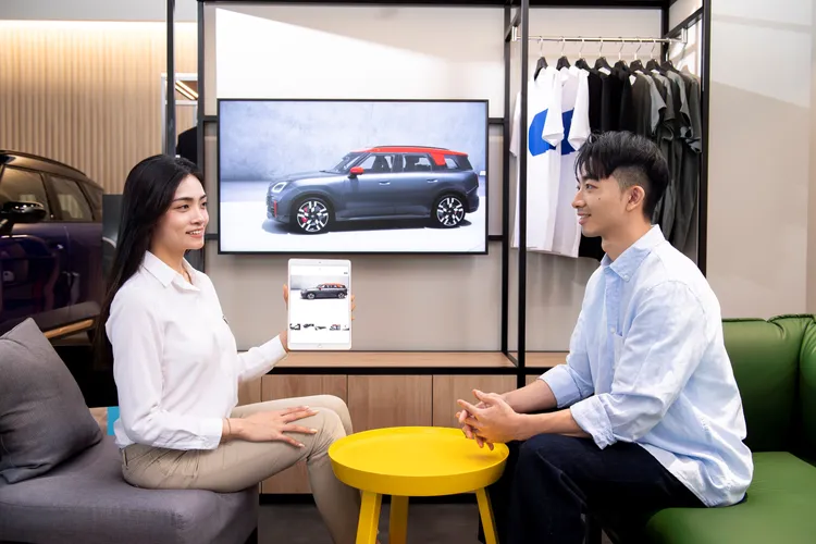 展間採用開放式格局，自然光源與高質感選材交織出柔和層次，顧客可放鬆地運用數位諮詢服務了解車輛細節。業者提供