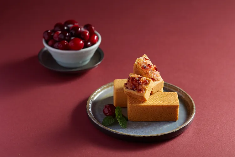 御選鳳梨酥_金黃奶香酥皮搭配濃纖果香內餡，酸甜爽口，搭配中秋月餅限定優惠1799元起。業者提供