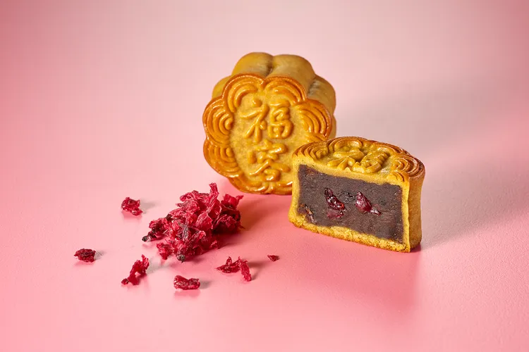 花現紅茶洛神以濃郁紅茶香融合洛神花酸甜果韻，入口平衡不膩，餘韻悠長。業者提供