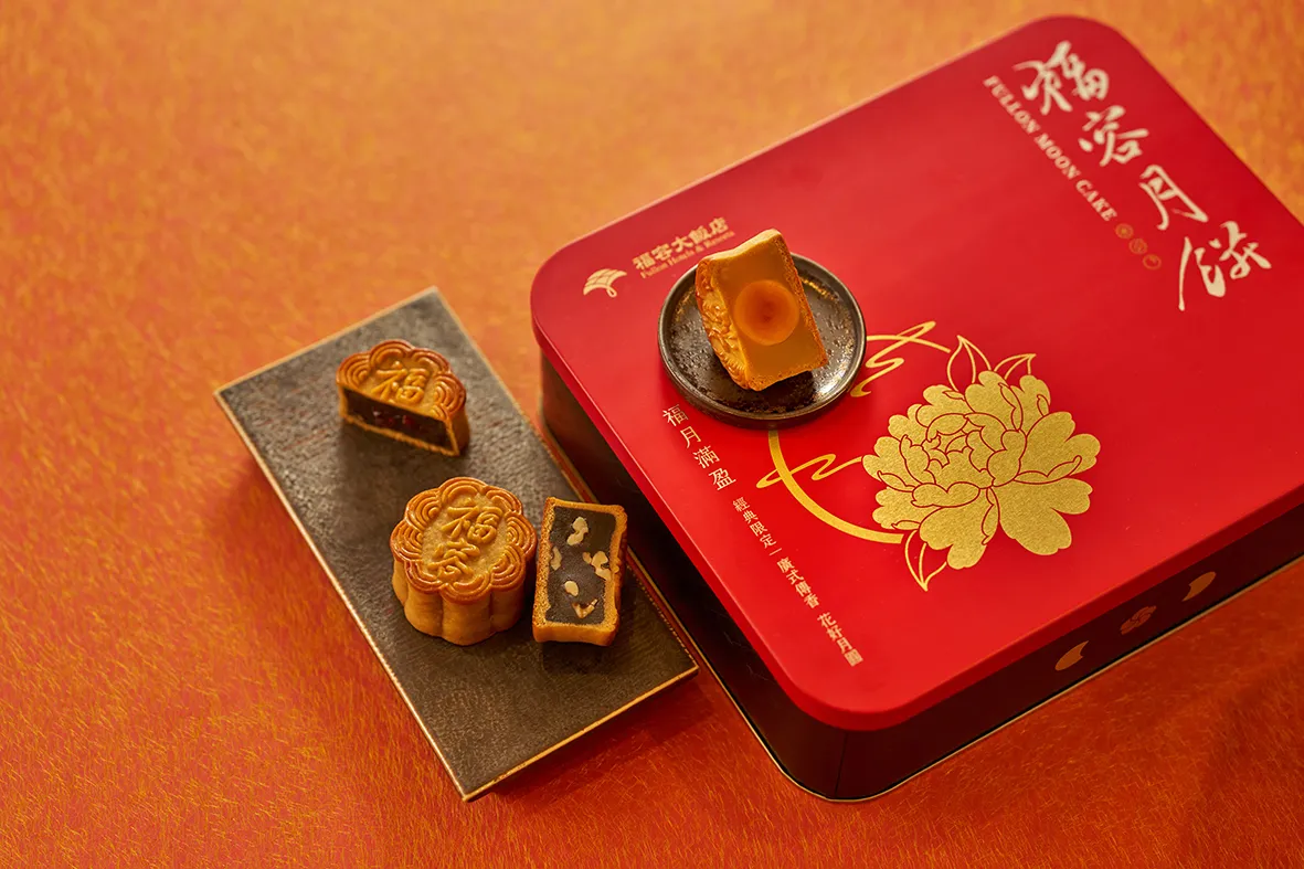 极品枣泥核桃与经典莲蓉蛋黄,口感细致绵密,是月饼经典的代表。业者提供