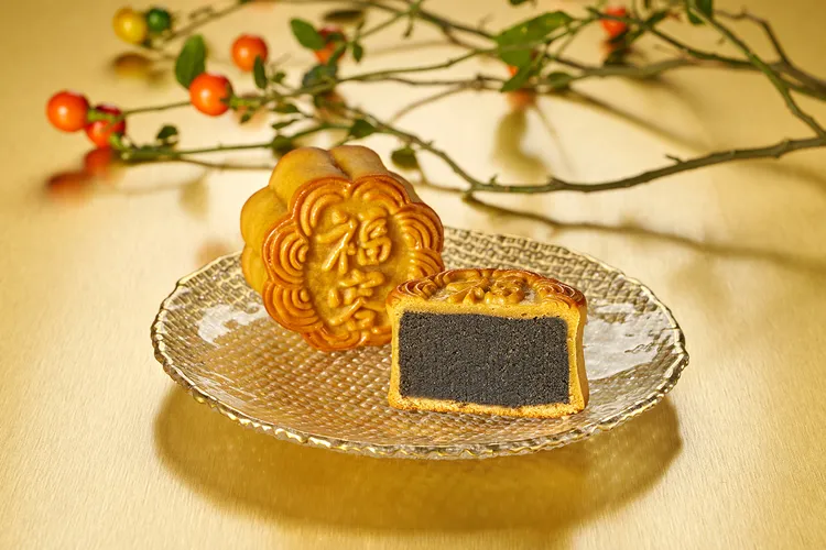 御心月黑芝麻香醇黑芝麻與黃豆餡細滑融合，入口厚實香氣四溢，是經典不敗的選擇。業者提供