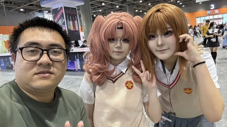 原圖哥與Coser合影。翻攝自微博