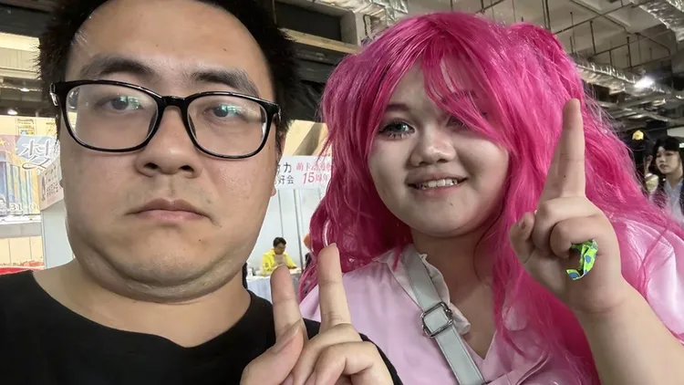 原圖哥與Coser合影。翻攝自微博