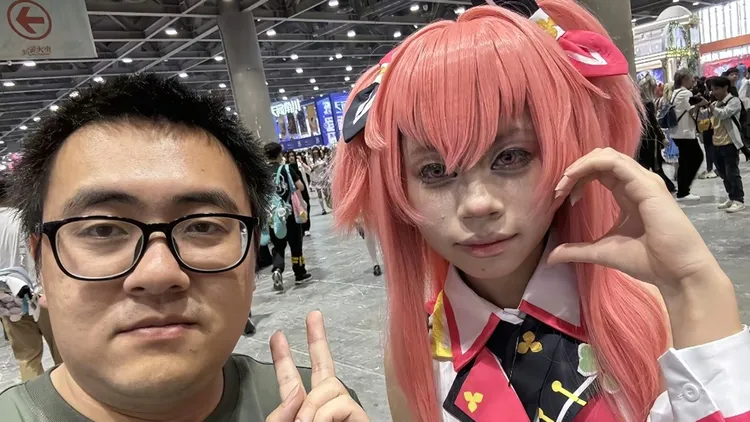 原圖哥與Coser合影。翻攝自微博