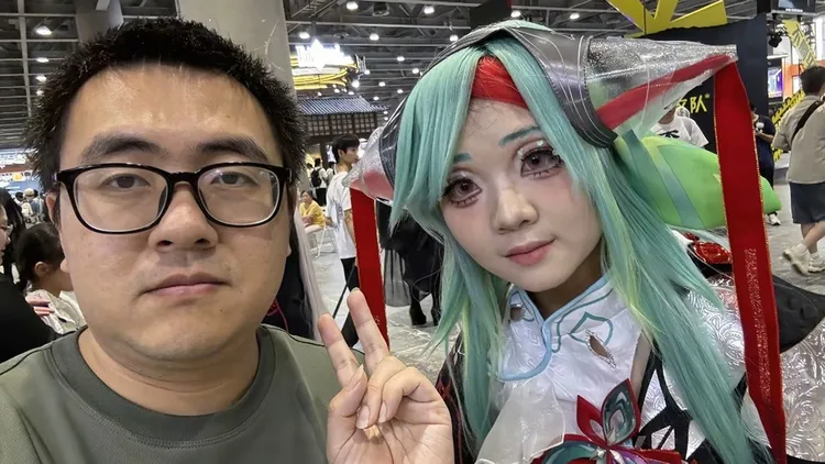 原圖哥與Coser合影。翻攝自微博