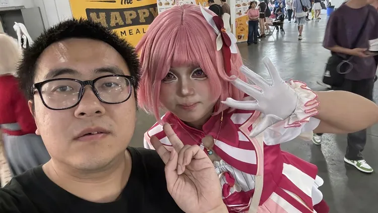 原圖哥與Coser合影。翻攝自微博