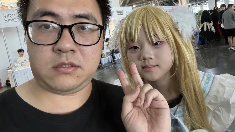 原圖哥與Coser合影。翻攝自微博