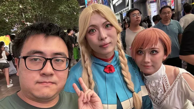 原圖哥與Coser合影。翻攝自微博