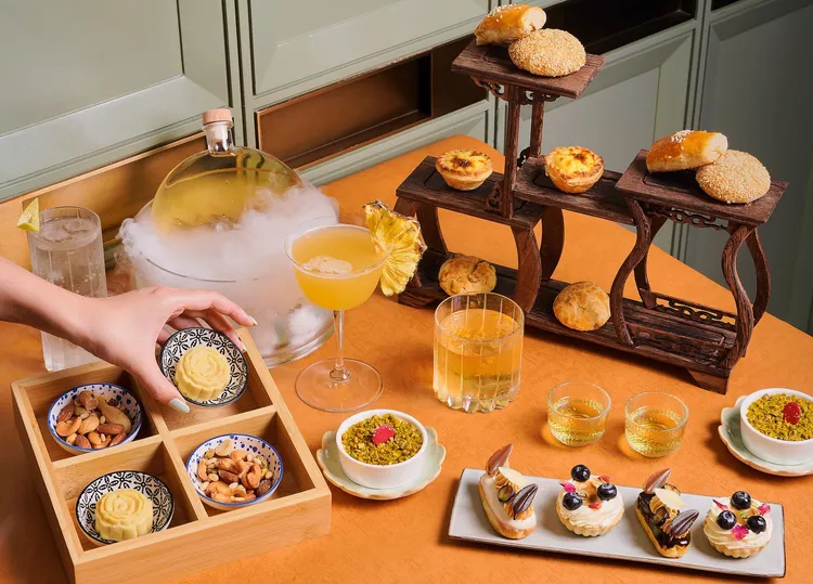 大廳酒吧「逸廊」推出圍爐冰茶下午茶饗宴，每套售價雙人1280+10%元。台北新板希爾頓酒店提供