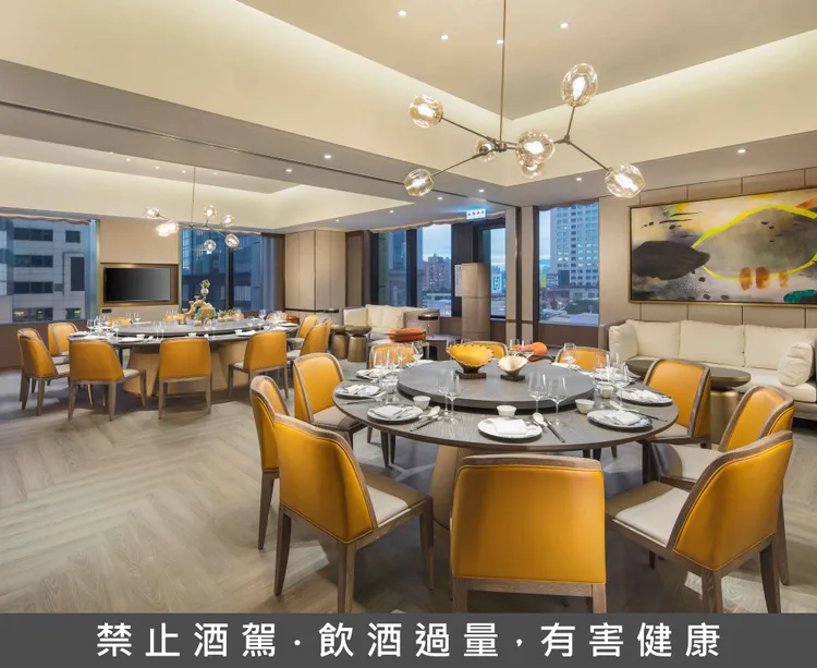 「青雅」中餐廳推出港點吃到飽謝師宴專案，提供專屬VIP包廂空間及調酒服務。台北新板希爾頓酒店提供