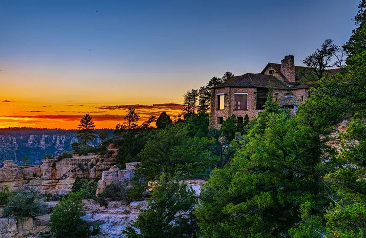 百年歷史的大峽谷小屋遭到燒毀。翻攝自Grand Canyon Lodge North Rim臉書