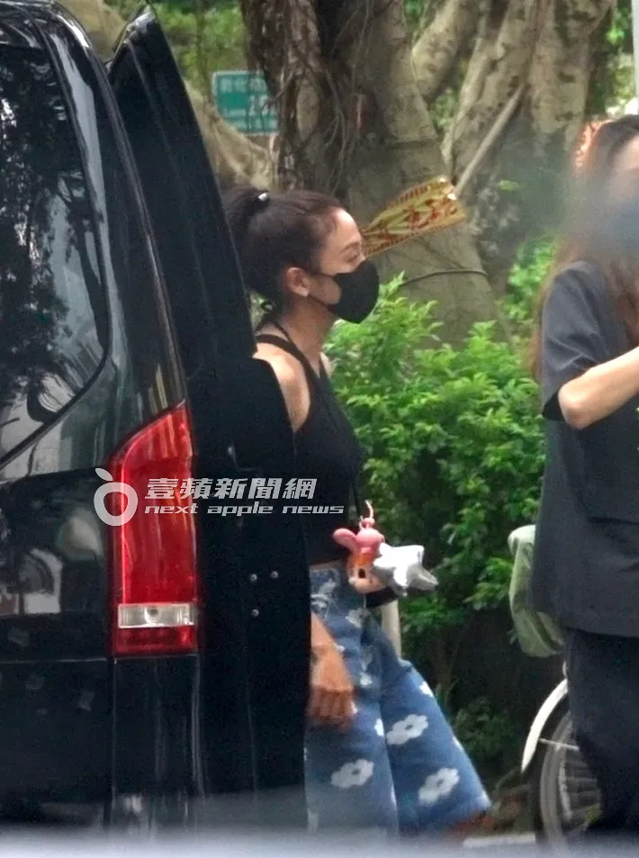 鬼鬼隨身小包包，掛著泡泡瑪特吊飾。特勤中心攝