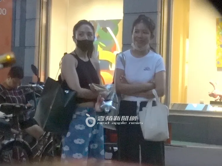 鬼鬼（左）叫了多元計程車，在路旁等車來接送。特勤中心攝