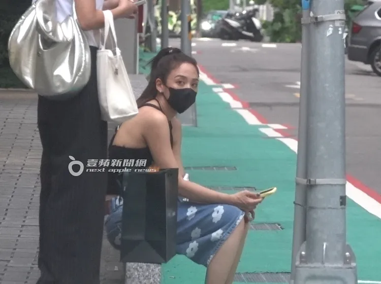 鬼鬼逛累了，不顧形象，隨興路邊坐下來。特勤中心攝