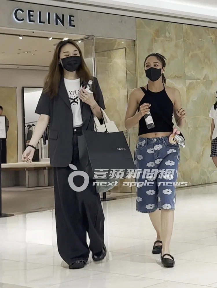 助理幫鬼鬼提在Valextra挑的服裝。特勤中心攝