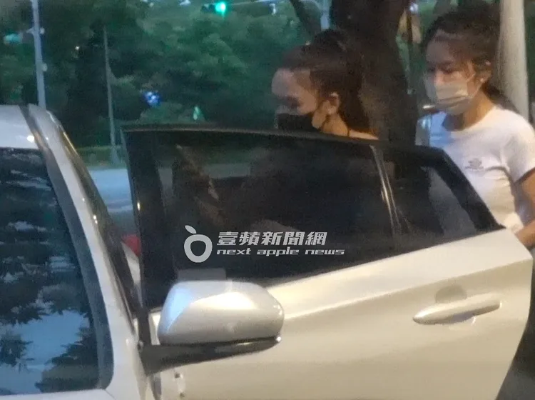 鬼鬼坐上多元計程車離開東區。特勤中心攝