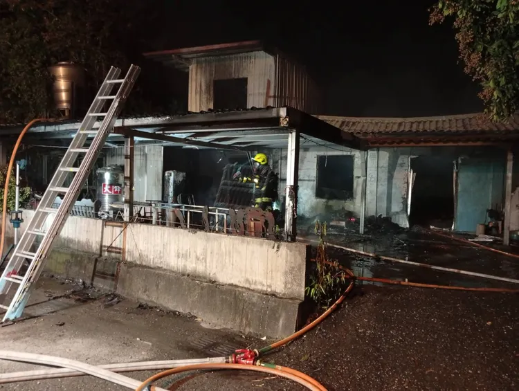 火勢撲滅後清理火場發現4具屍體。民眾提供