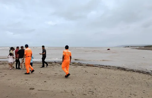 横越溪流捡石头!满州佳乐水沙滩游客失联 消防队救援中