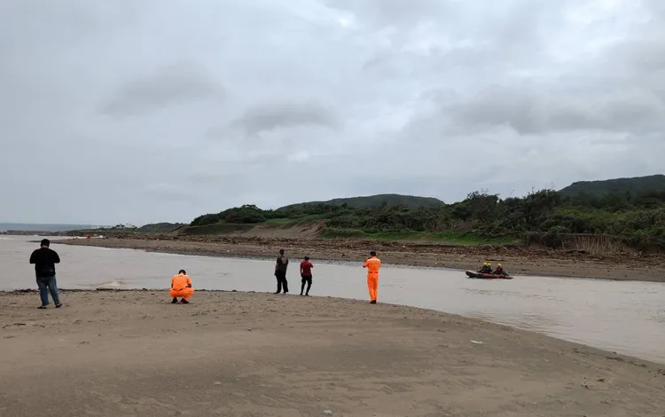 遊客渡溪失蹤，救難人員搜救中。翻攝畫面