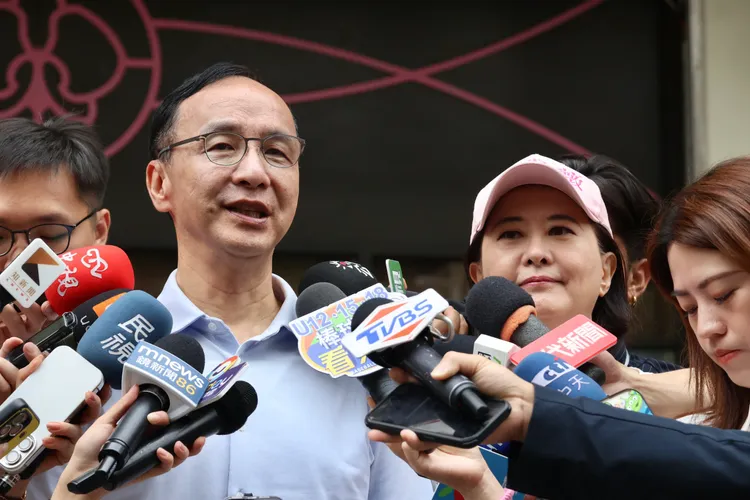 反惡罷 戰獨裁！國民黨主席朱立倫陪同王鴻薇車隊掃街。莊宗達攝