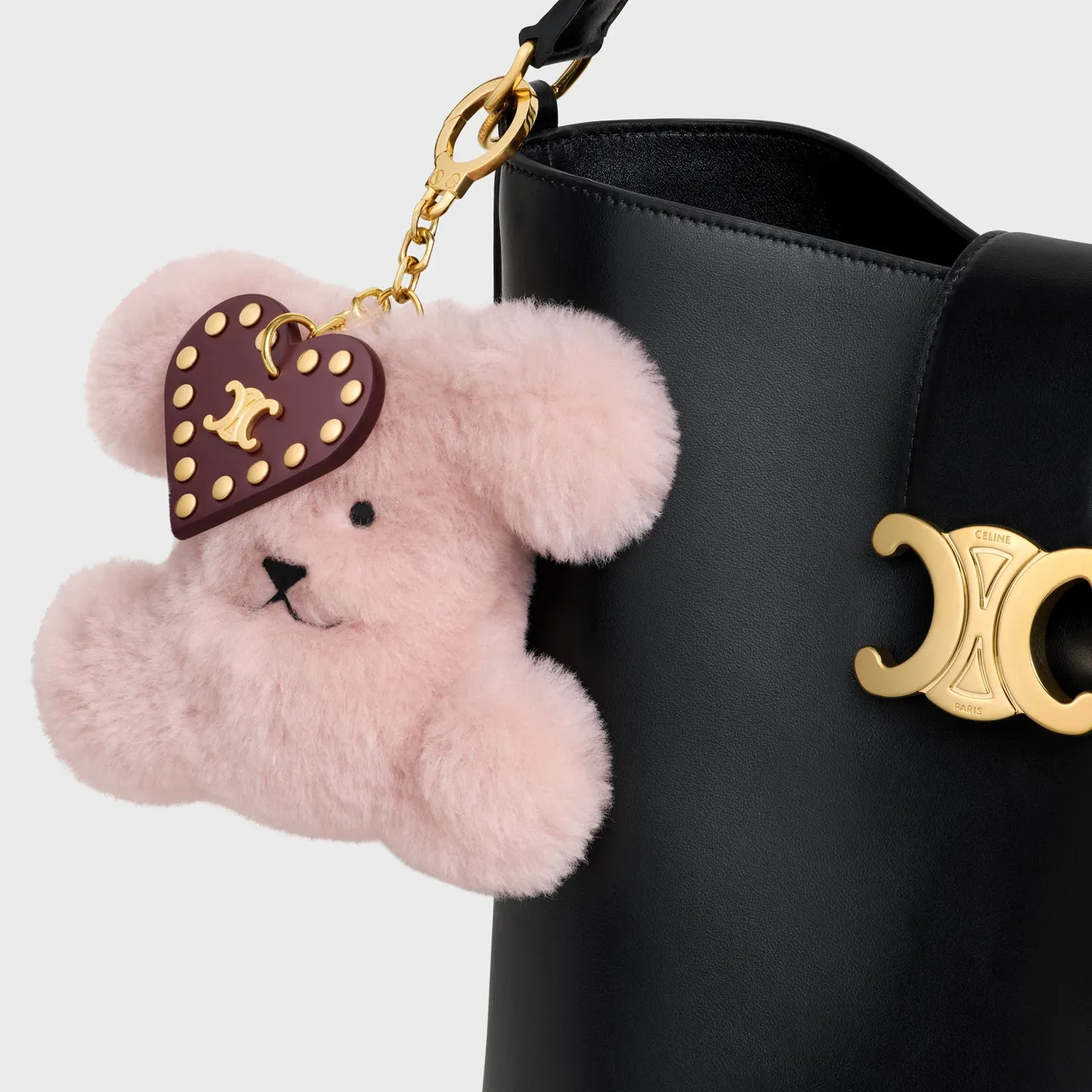 CELINE Triomphe绒球吊饰,2万2500元。品牌提供