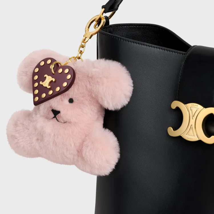 CELINE Triomphe絨球吊飾，2萬2500元。品牌提供