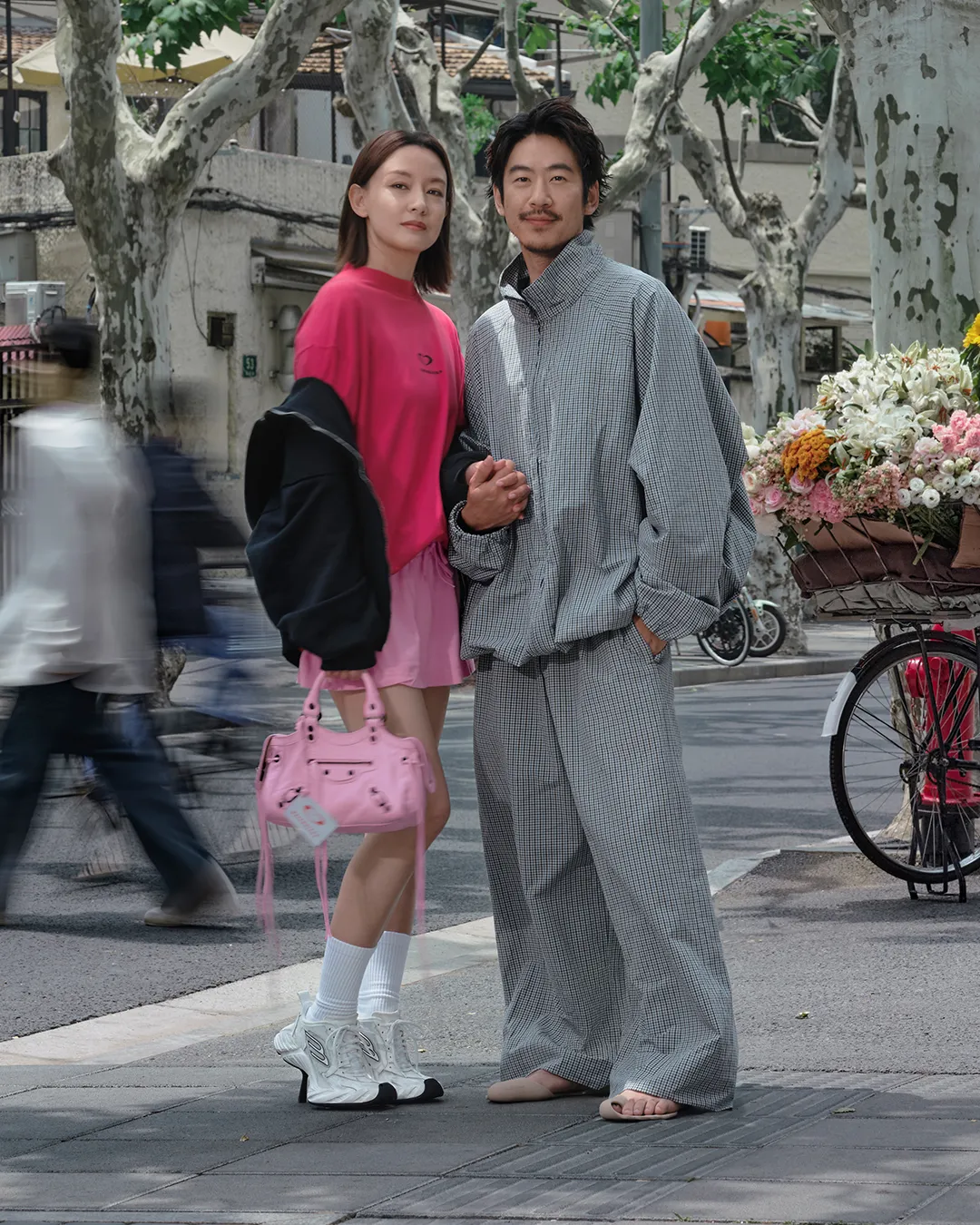 BALENCIAGA七夕广告由《琅琊榜》女星周奇奇与江奇霖夫妇演绎。品牌提供