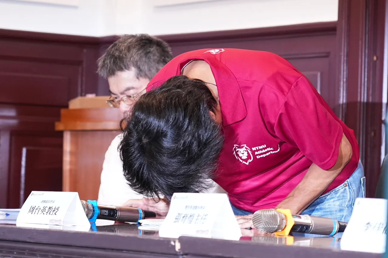 台师大女足队前教授周台英今(19日)鞠躬道歉。彭欣伟摄